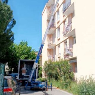 Monte charge de l'entreprise AARL Déménagement dans le Gard