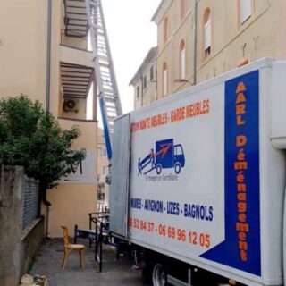Monte charge et camion de l'entreprise AARL Déménagement dans le Gard