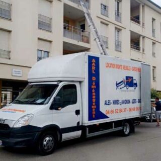 Monte charge et camion de déménagement de l'entreprise AARL Déménagement dans le Gard